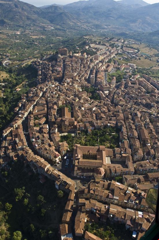 Castelbuono Castelbuono luigi nifosi - Shutterstock.com 