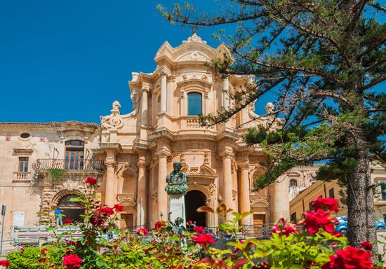 Noto Noto Frog Dares - Shutterstock.com 