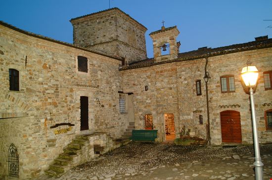 Votigno di Canossa La Casa del Tibet D-VISIONS - Shutterstock.com 