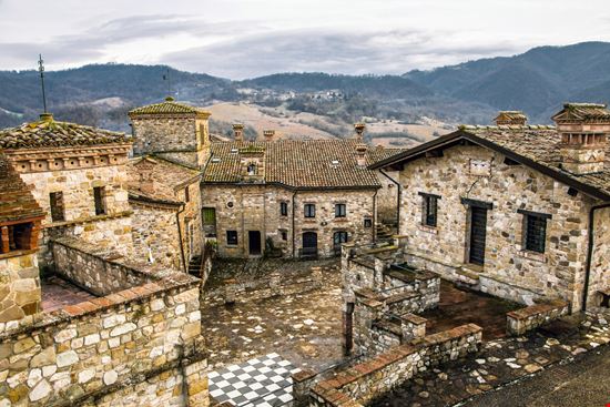 Votigno di Canossa La Casa del Tibet PhotoFra - Shutterstock.com 