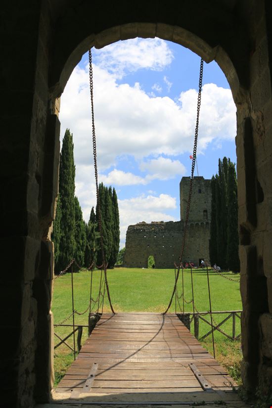 Castello di Romena Il castello in rovine tra le campagne toscane Daniele Novati / Shutterstock.com 