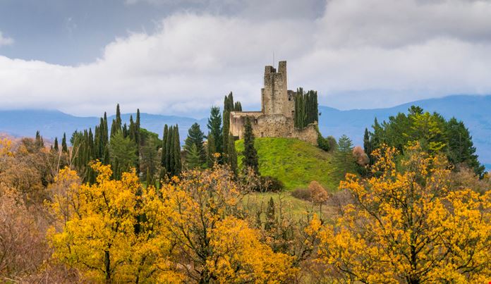 il castello di romena il castello in rovina nel verde della toscana