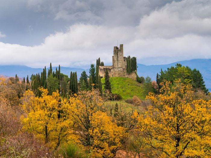 Castello di Romena - Il castello in rovine tra le campagne toscane - stefano cellai / Shutterstock.com