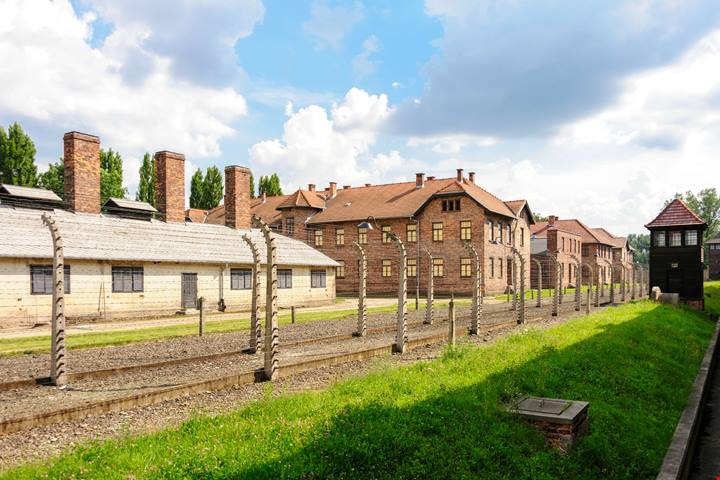 È il luogo della memoria per eccellenza, ed è il viaggio da fare almeno una volta nella vita per non dimenticare
