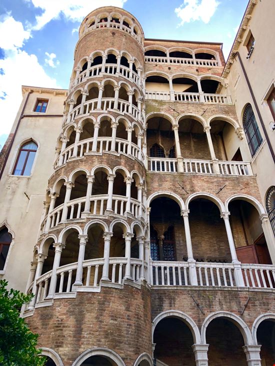 Venezia Scala Contarini del Bovolo SAPhotog / Shutterstock.com 