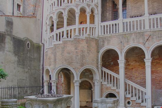 Venezia Scala Contarini del Bovolo blisser - Shutterstock.com 
