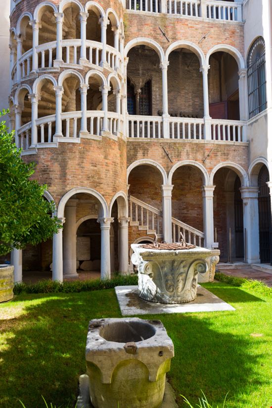 Venezia Scala Contarini del Bovolo Resul Muslu - Shutterstock.com 