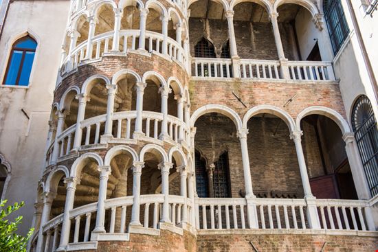 Venezia Scala Contarini del Bovolo Resul Muslu - Shutterstock.com 