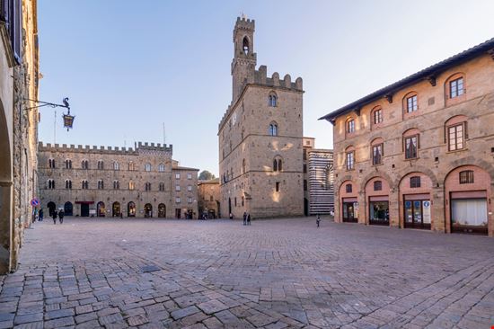 Volterra Piazza dei Priori Marco Taliani de Marchio - Shutterstock.com 