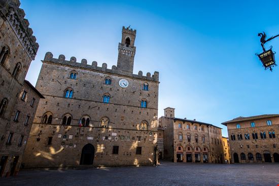 Volterra Piazza dei Priori Tommimarc - Shutterstock.com 