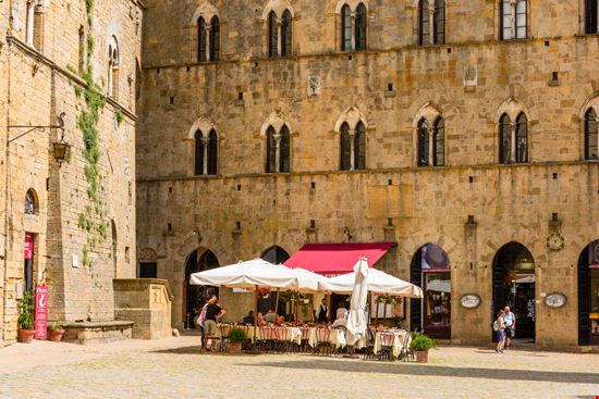 Volterra Piazza dei Priori Irina Crick / Shutterstock.com 