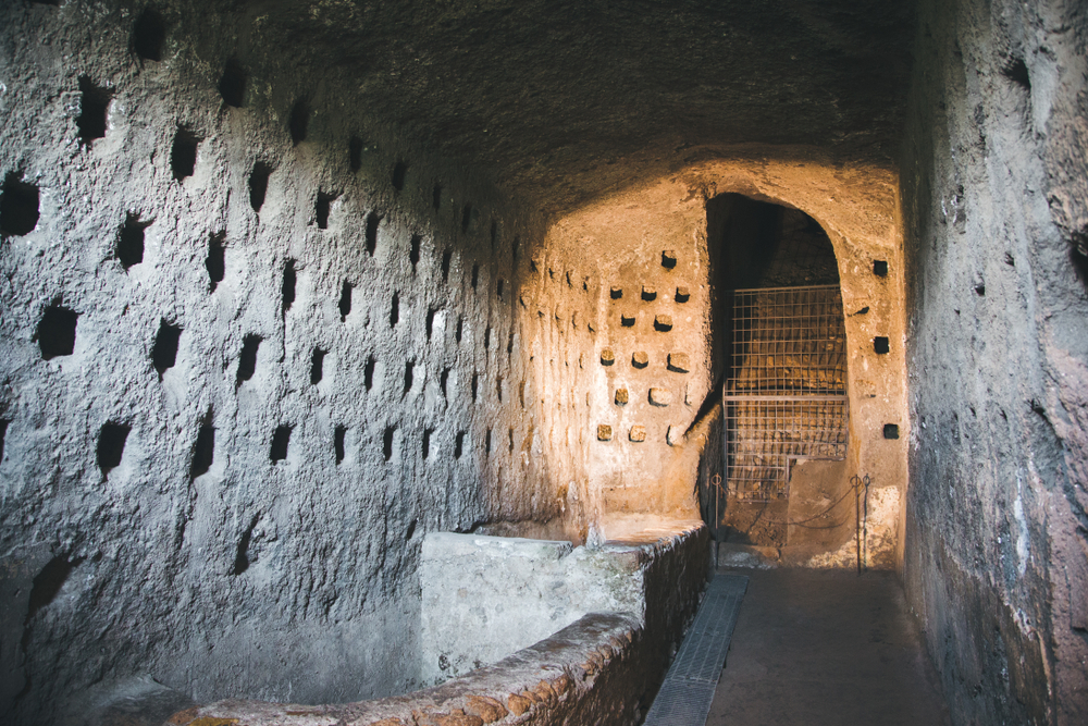 Sotto quella vera se ne nasconde una sotterranea: in Umbria c'è un labirinto di caverne e vicoli nella roccia che è un'autentica città sotto la città
