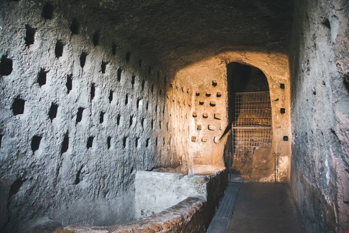 Sotto quella vera se ne nasconde una sotterranea: in Umbria c'è un labirinto di caverne e vicoli nella roccia che è un'autentica città sotto la città