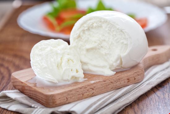 Mozzarella Mozzarella svariophoto - Shutterstock.com 