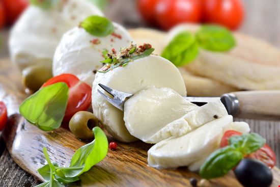 Mozzarella Mozzarella Karl Allgaeuer - Shutterstock.com 