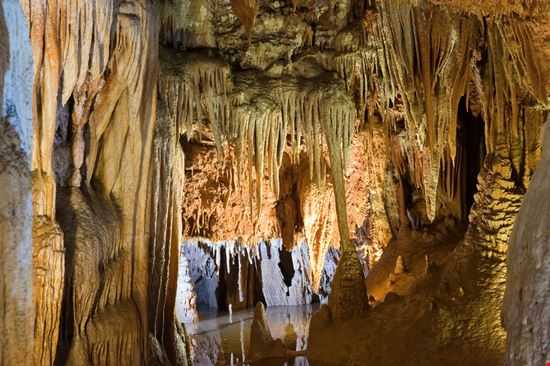 Grotta di Baredine Grotta di Baredine Robert Hoetink - Shutterstock.com 
