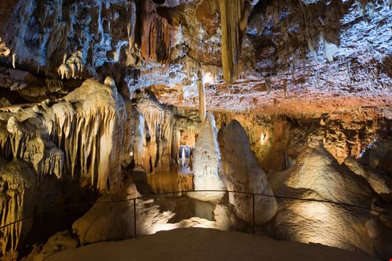 Grotta di Baredine Grotta di Baredine Robert Hoetink - Shutterstock.com 
