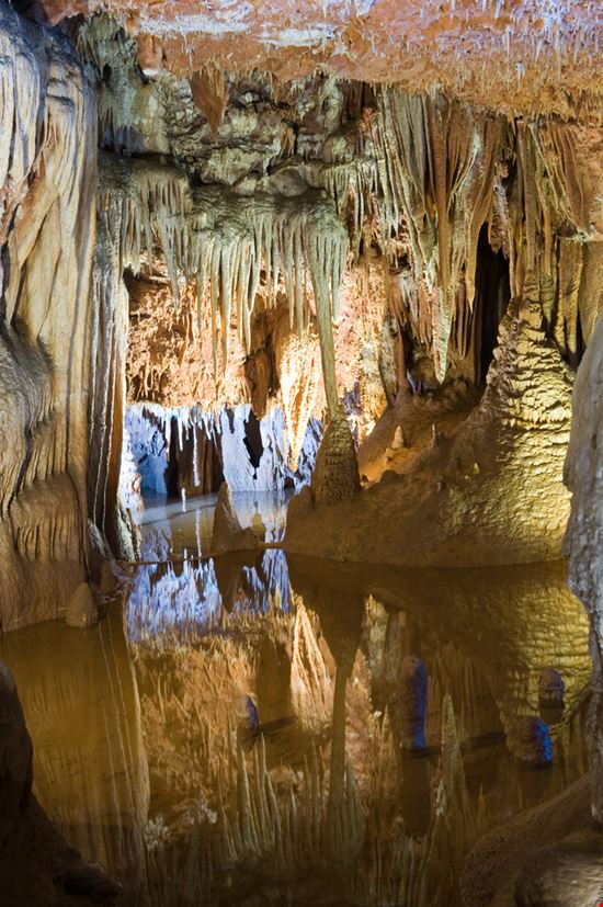 Grotta di Baredine Grotta di Baredine Robert Hoetink - Shutterstock.com 