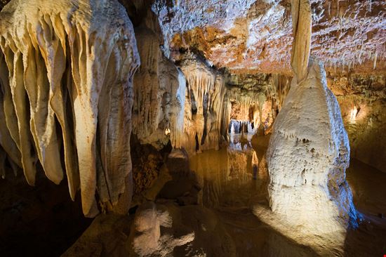 Grotta di Baredine Grotta di Baredine Robert Hoetink - Shutterstock.com 