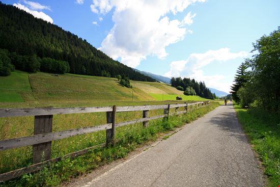 Pista ciclabile San Candido - Lienz Pista ciclabile San Candido - Lienz zocchi2 - Istockphoto.com 