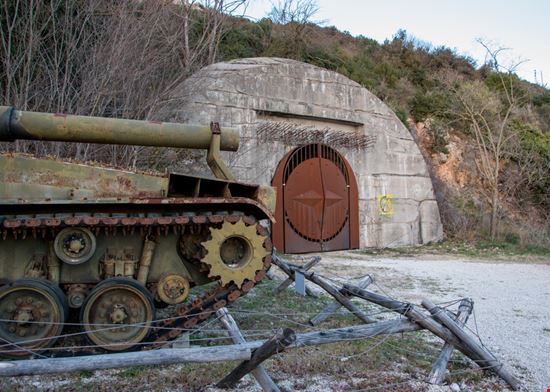 Gallerie e Bunker antiatomici Gallerie e Bunker antiatomici Claudio Pardo - Shutterstock.com 
