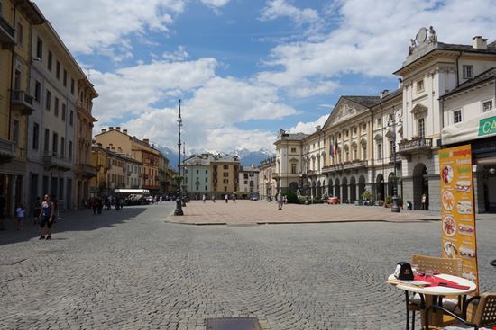 Piazza Chanoux Piazza Chanoux degetzica / Shutterstock.com 