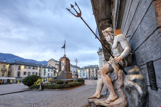Piazza Chanoux Piazza Chanoux Massimo Santi / Shutterstock.com 
