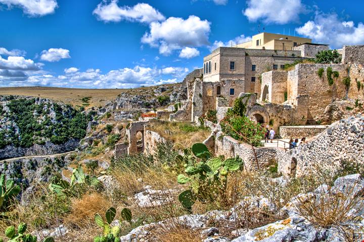 Tra cielo e acqua: i 5 santuari a picco sul mare dove la bellezza del panorama toglie il fiato