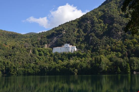 Laghi di Monticchio Laghi di Monticchio D.serra1 - Shutterstock.com 