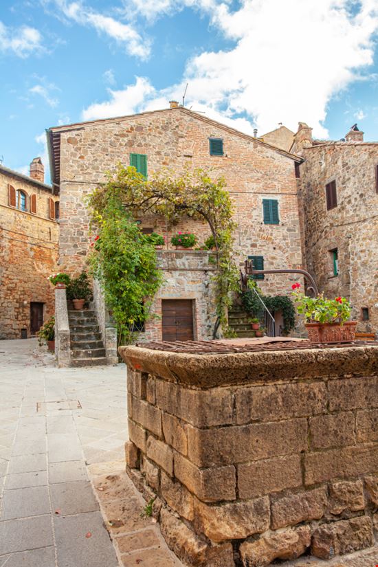 Monticchiello Monticchiello Alice-D - Shutterstock.com 