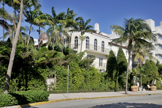 Villa Versace Villa Versace meunierd / Shutterstock.com 