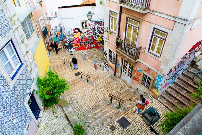 Alfama - Alfama - Adam Wasilewski / Shutterstock.com