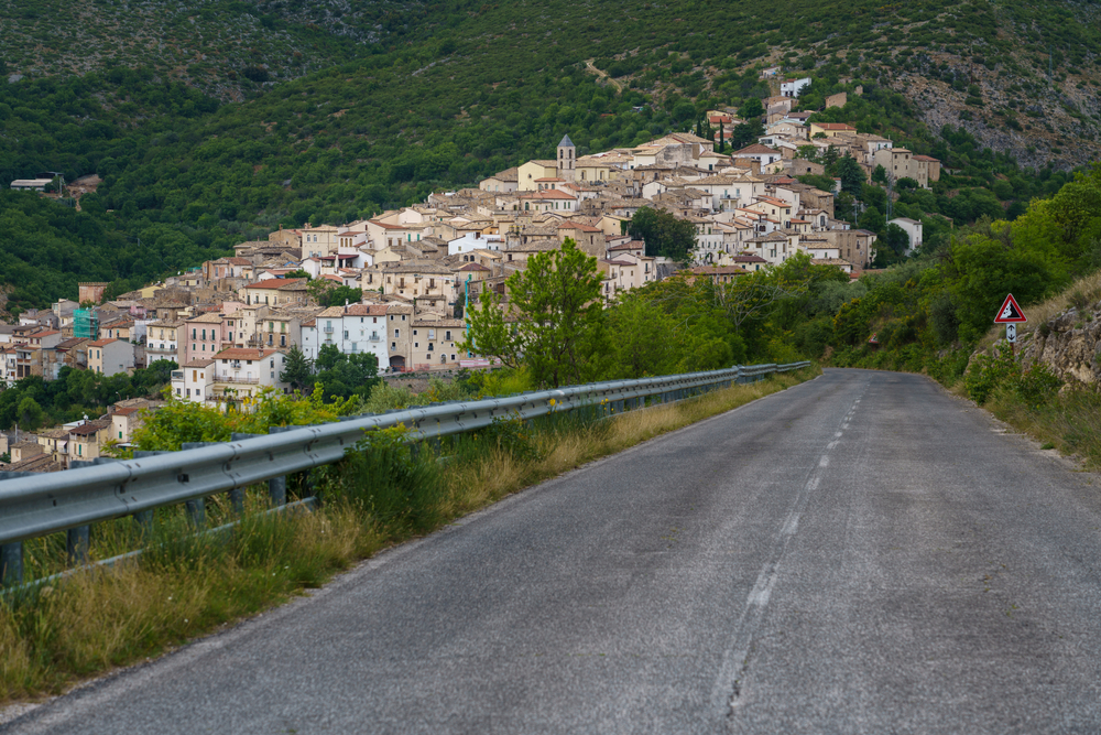 Dal borgo abbandonato di San Silvestro alla casa di Ginarella: in Abruzzo c'è un borgo tra le montagne che è una vera scoperta