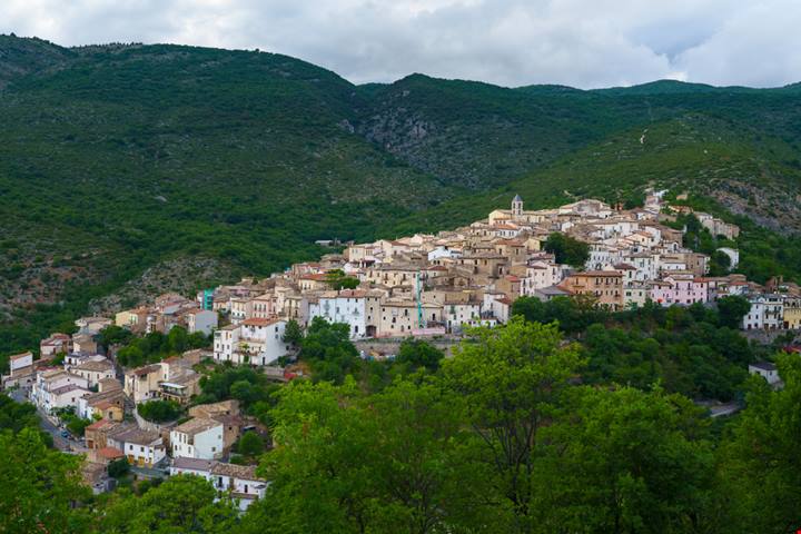 Dal borgo abbandonato di San Silvestro alla casa di Ginarella: in Abruzzo c'è un borgo tra le montagne che è una vera scoperta