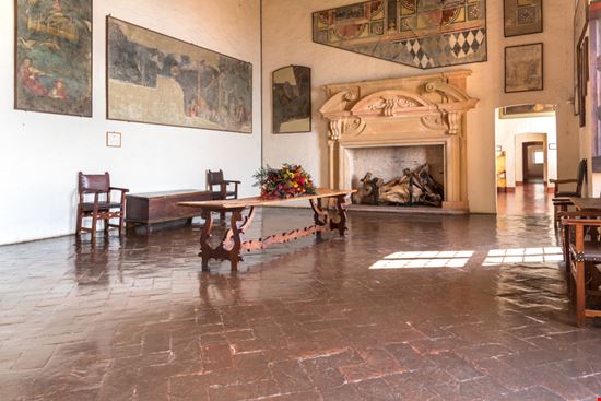 Angera La rocca di Angera elesi / Shutterstock.com 