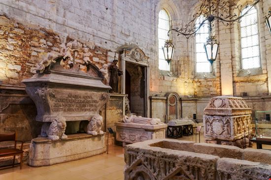Lisbona Igreja Do Carmo Bestravelvideo / Shutterstock.com 