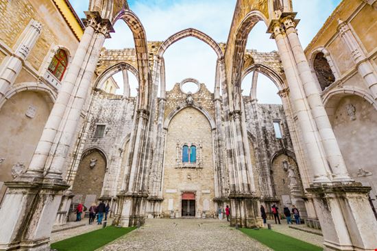 Lisbona Igreja Do Carmo arkanto / Shutterstock.com 