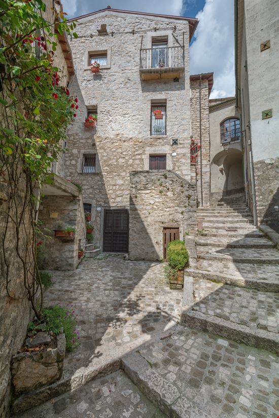 Barrea Barrea Stefano_Valeri - Shutterstock.com 