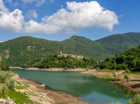 Vagli Sotto Vagli Sotto Sarah2 - Shutterstock.com 