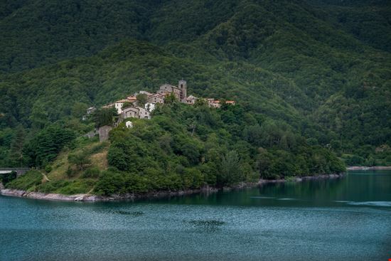 Vagli Sotto Vagli Sotto robertonencini - Shutterstock.com 