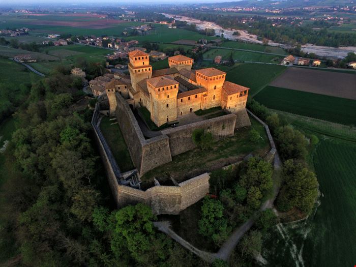 Castello di Torrechiara - Il castello all'esterno - D-VISIONS - Shutterstock.com