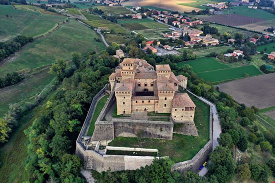 Torrechiara Castle Parma D-VISIONS / Shutterstock.com 