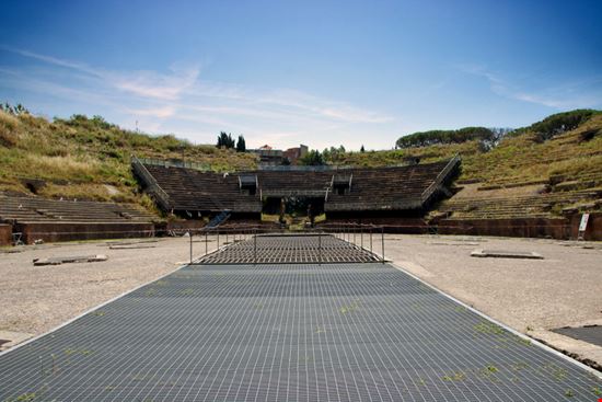 Pozzuoli Anfiteatro Flavio auralaura / Shutterstock.com 