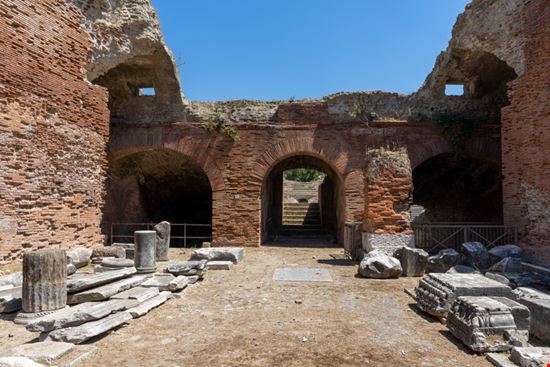 Pozzuoli Anfiteatro Flavio Massimo Buonaiuto - Shutterstock.com 