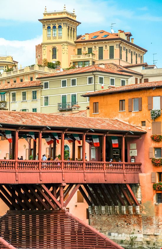 Ponte degli Alpini Il ponte storico di Bassano M. Vinuesa / Shutterstock.com 