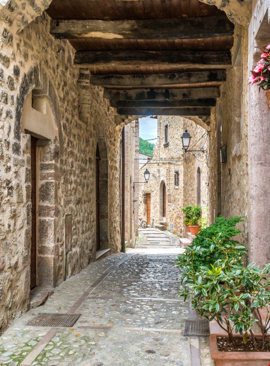 Vallo di Nera Tra i vicoli del borgo Stefano_Valeri - Shutterstock.com 