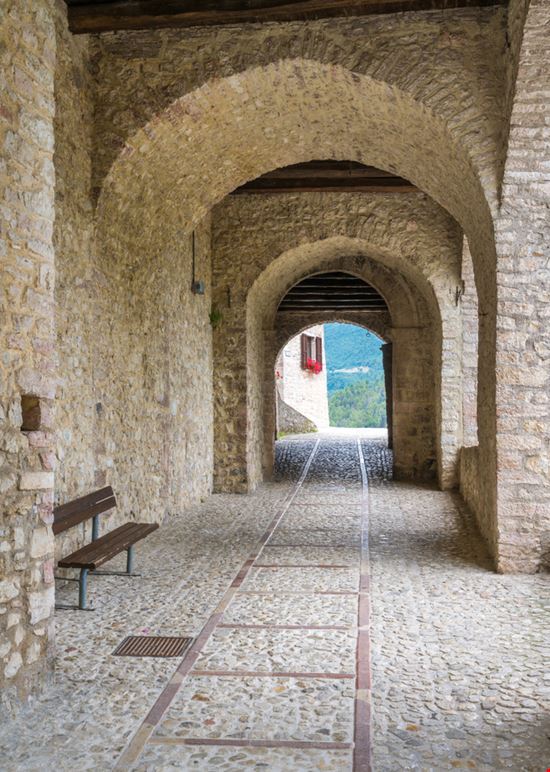 Vallo di Nera Tra i vicoli del borgo Stefano_Valeri - Shutterstock.com 