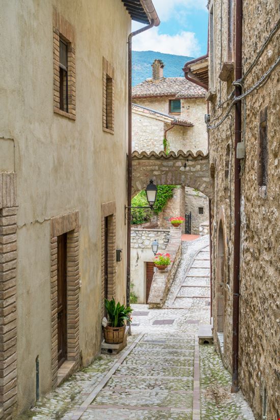 Vallo di Nera Tra i vicoli del borgo Stefano_Valeri - Shutterstock.com 