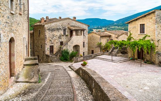 Vallo di Nera Tra i vicoli del borgo Stefano_Valeri - Shutterstock.com 