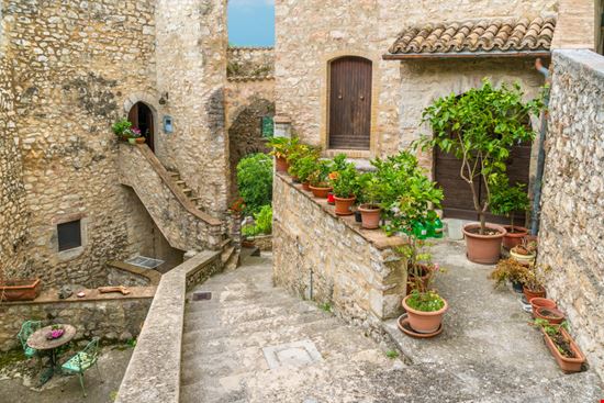 Vallo di Nera Tra i vicoli del borgo Stefano_Valeri - Shutterstock.com 